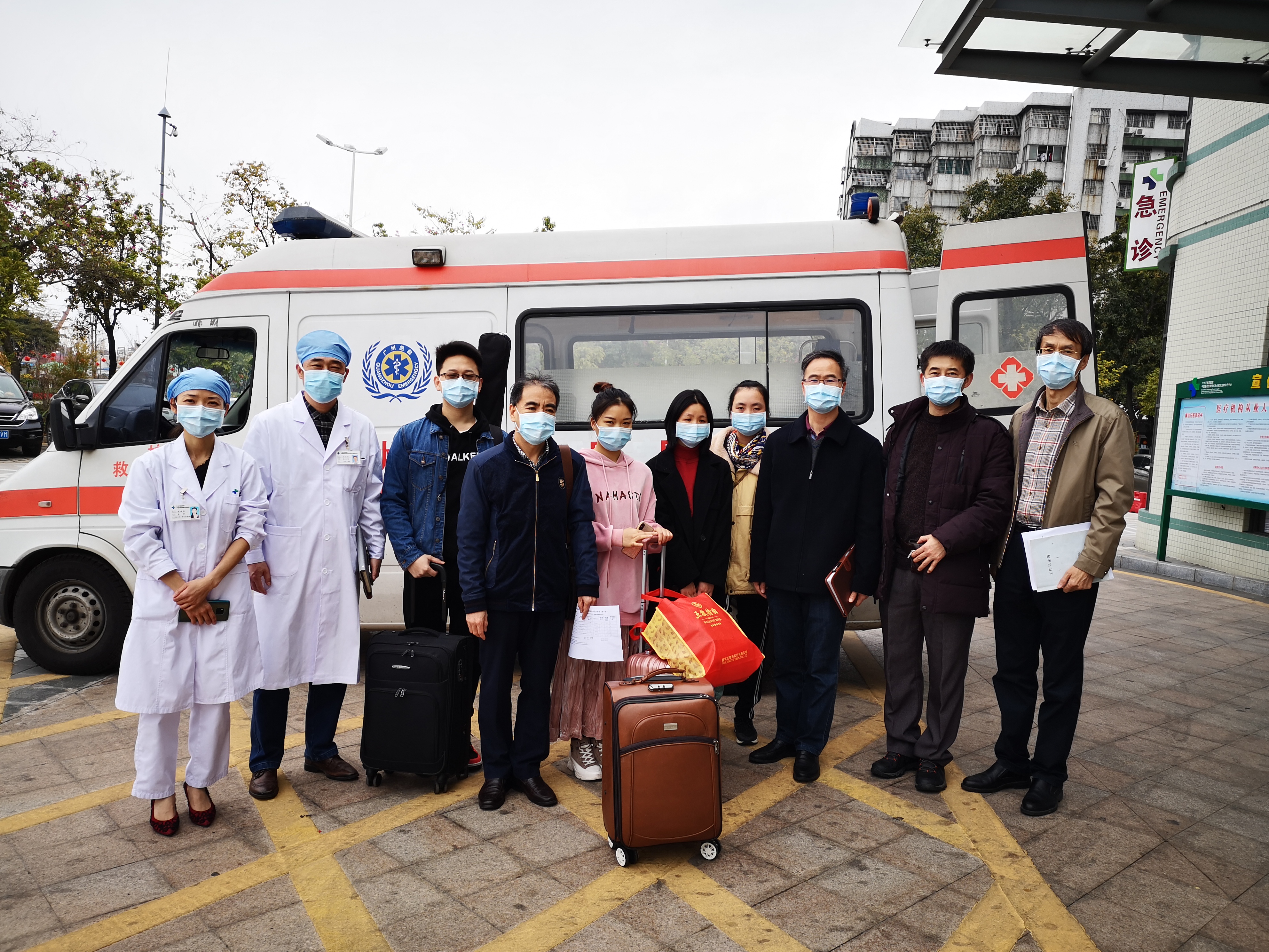 區領導院領導送被隔離的醫務人員.jpg