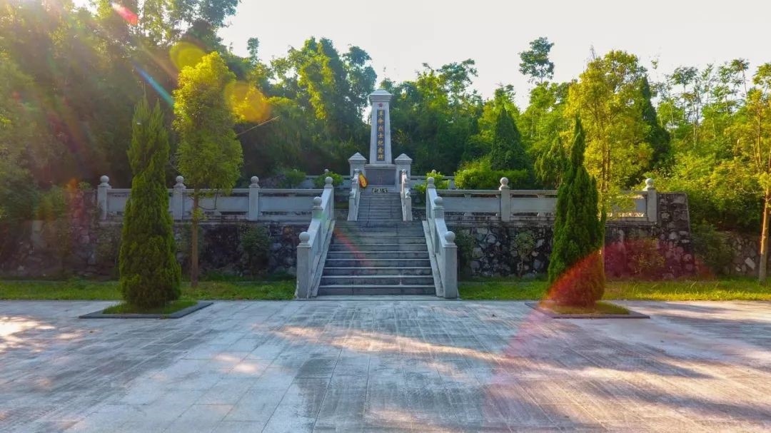 爬山嗎？吃窯雞、竹筒飯、豆腐花的那種！帶上相機帶上胃