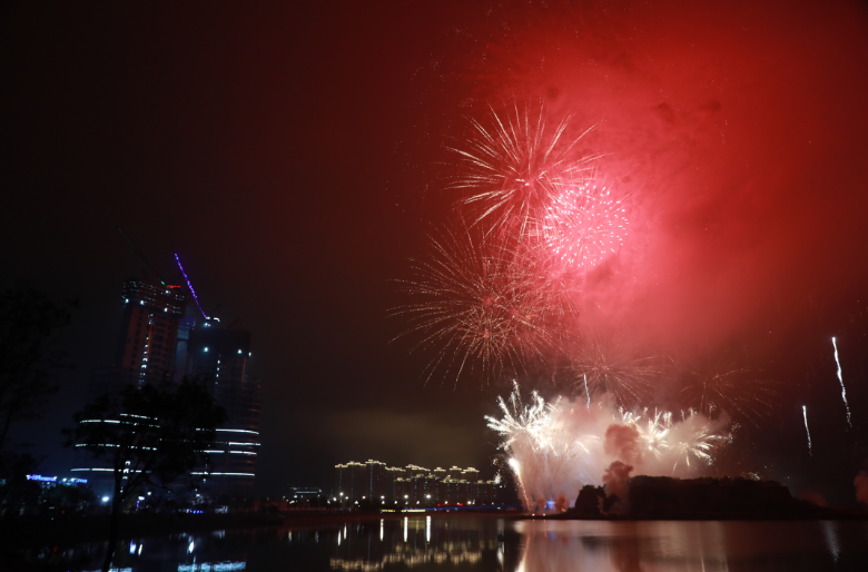 中新廣州知識城：元宵煙花秀點亮九龍湖夜空