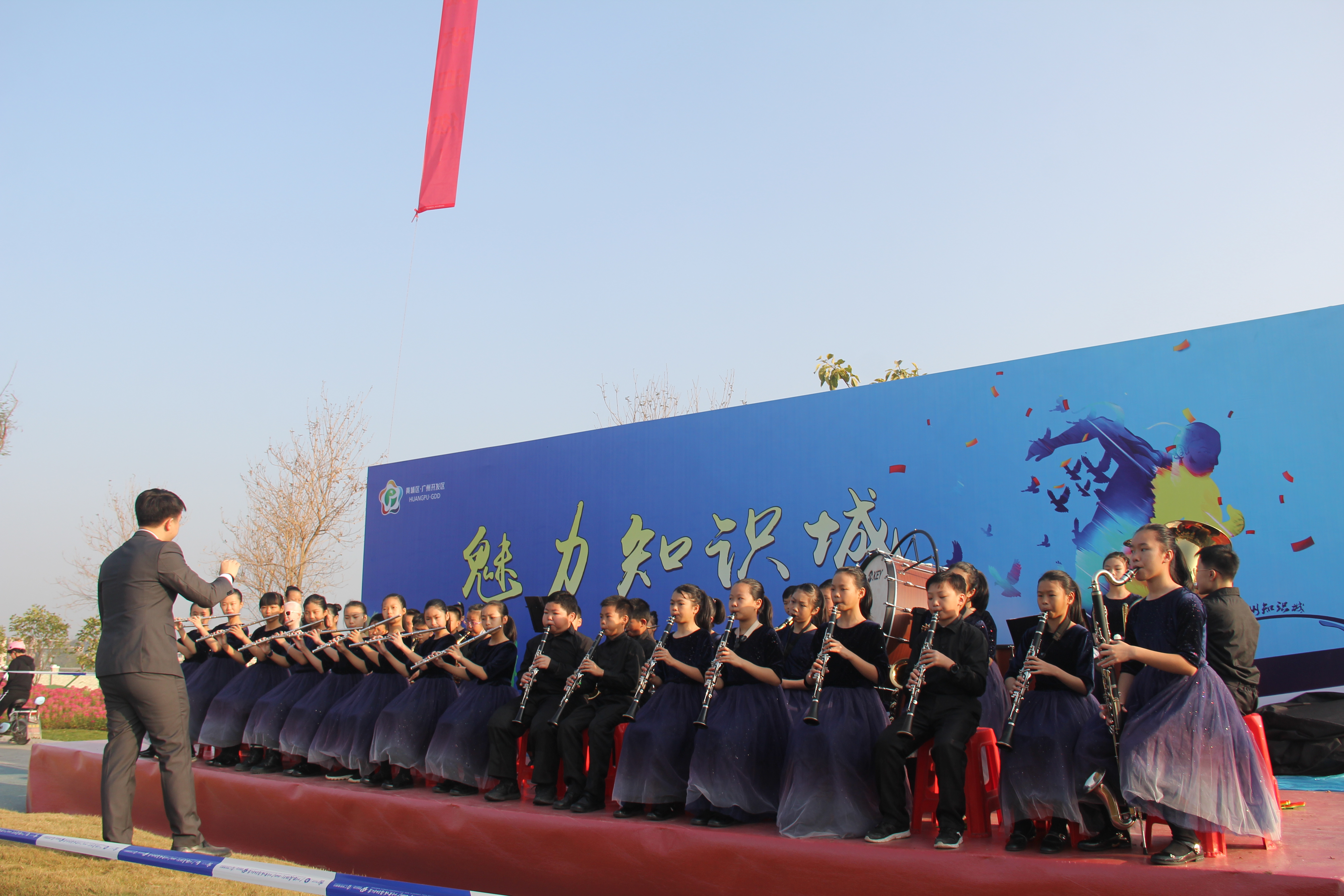 8、管樂團受邀參加“廣州農商銀行2020廣州黃埔馬拉鬆賽”誌願者服務工作,作為表演嘉賓為運動員打氣。.JPG
